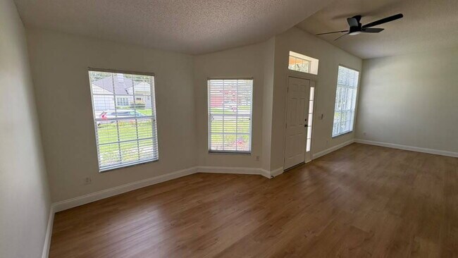 Foto del edificio - "Stunning 4-Bedroom Lake View Home in Oviedo – Spacious 2,132 Sq Ft Retreat!"
