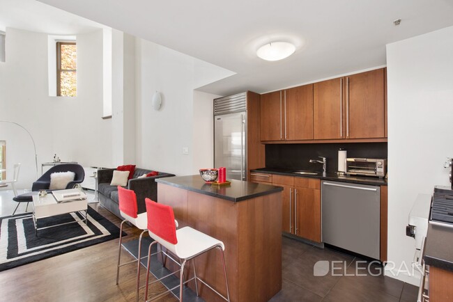 Foto del edificio - 305 2nd Ave