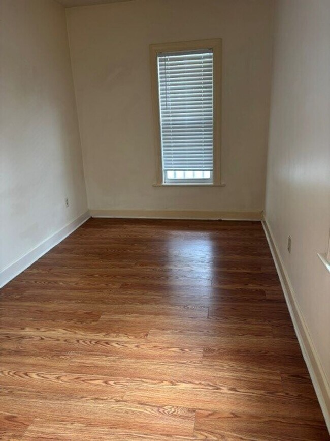 Foto del edificio - 307 E 3rd St