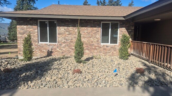 Building Photo - Fully Remodeled Rambler with Golf Course V...