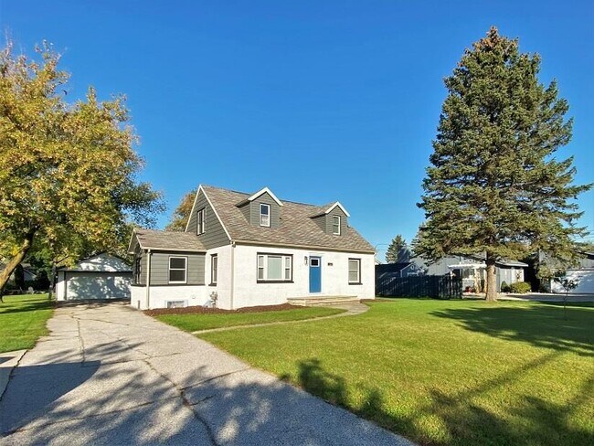 Building Photo - 5925 Jefferson Ave