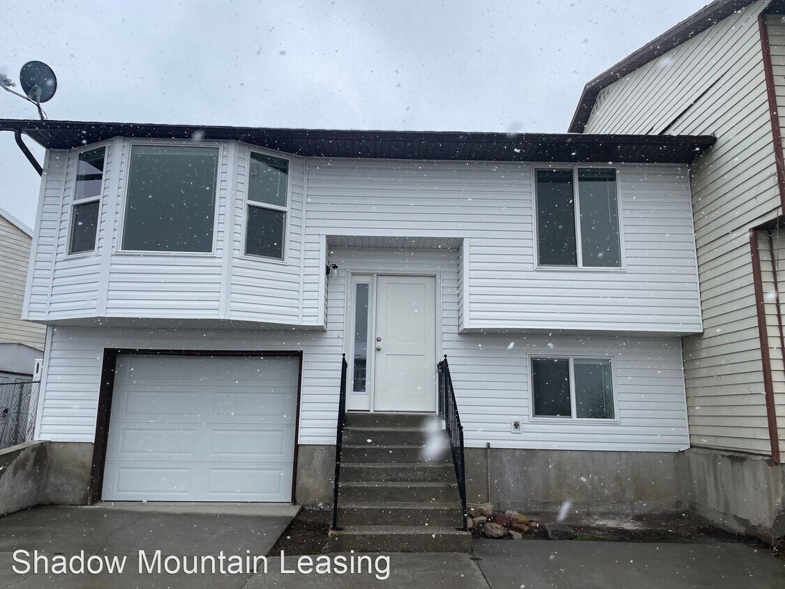 Primary Photo - 3 br, 1 bath House - 9030 S Kenyon Cir