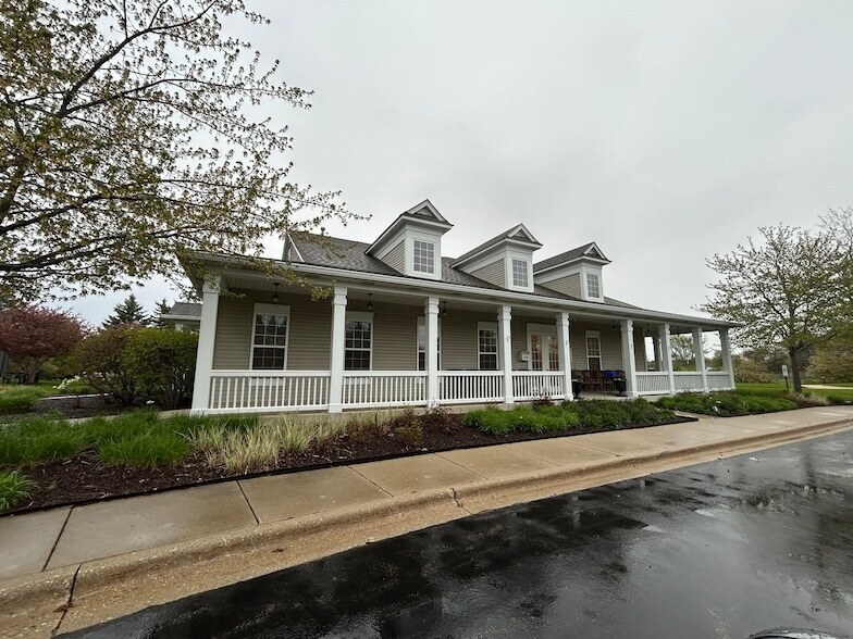 Foto del edificio - 3165 Falling Waters Ln