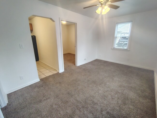 Building Photo - 921 River Park Dr