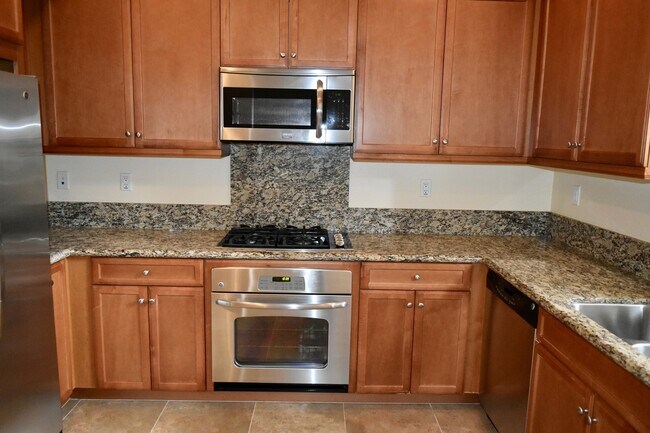 Building Photo - $3,800- 3 Bed 2 Bath Condo at Clover Commu...