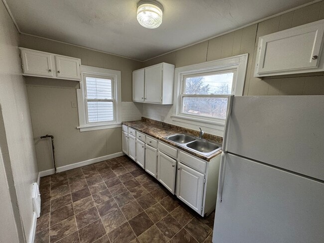 Building Photo - Two bedroom one bath house in Rock Island