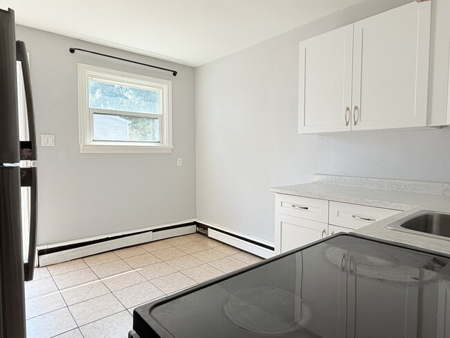 Building Photo - 537 Confederation St