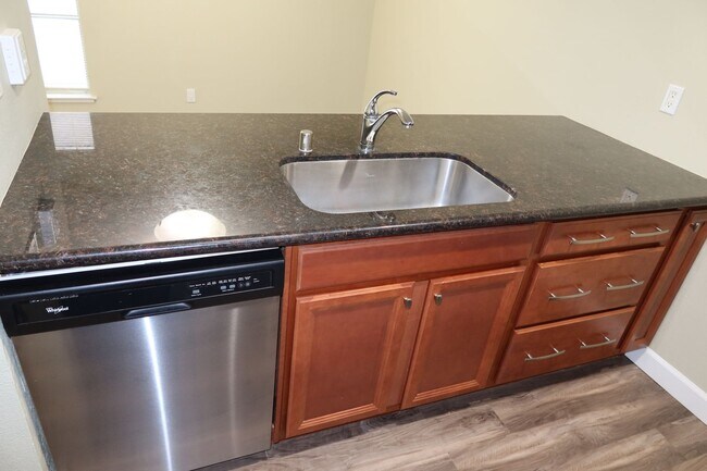 Building Photo - 2 bedroom, 1 bath, Roundtree Court in the ...