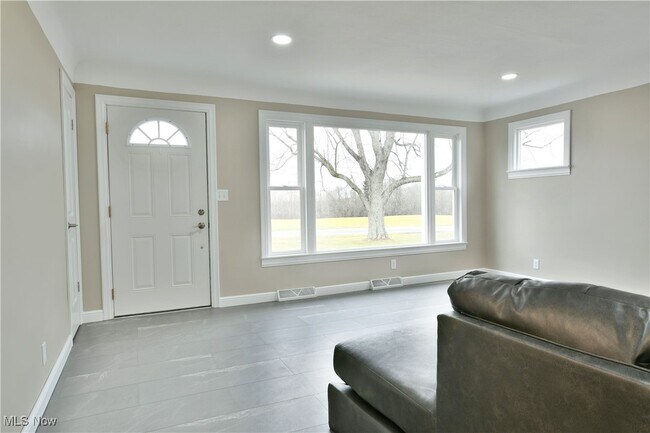 Building Photo - 9190 Warren Painsville