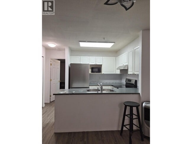 Building Photo - 6588 Southoaks Cres