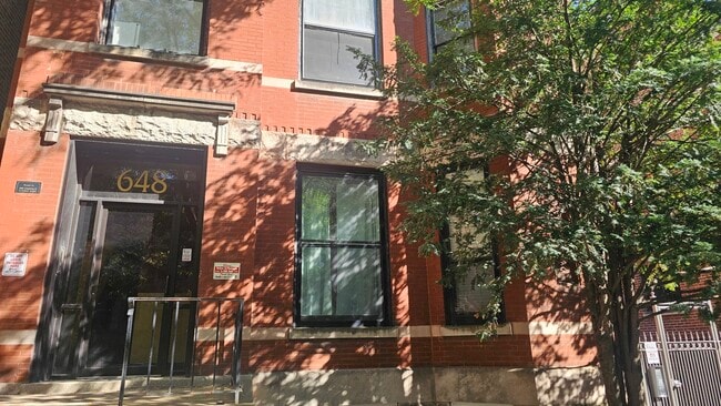 Building Photo - 648 W Oakdale Ave