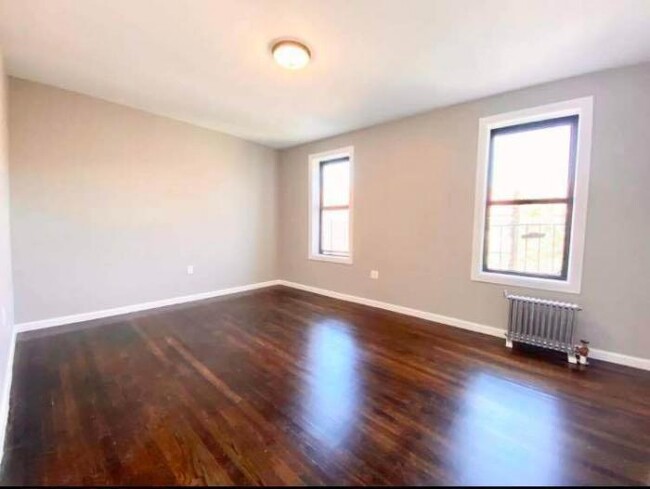 Foto del edificio - 3 bedroom in BRONX NY 10462