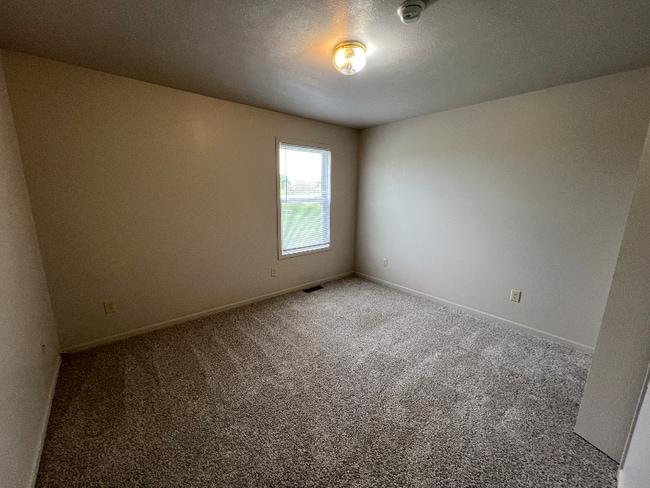 Building Photo - 204 Meadow Dr