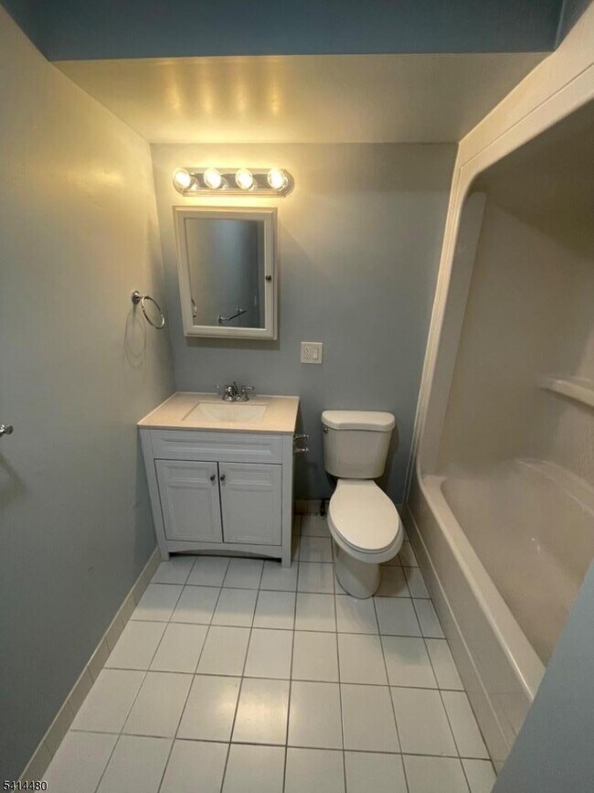 Building Photo - 64 Maple Ave