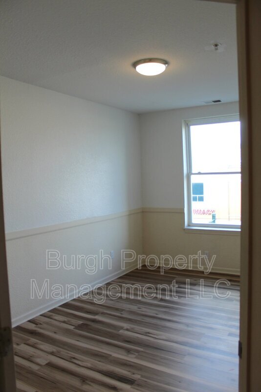 Foto del edificio - 116 W 8th Ave