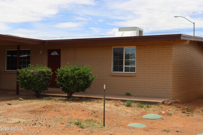 Building Photo - 1052 Chaparral Cir