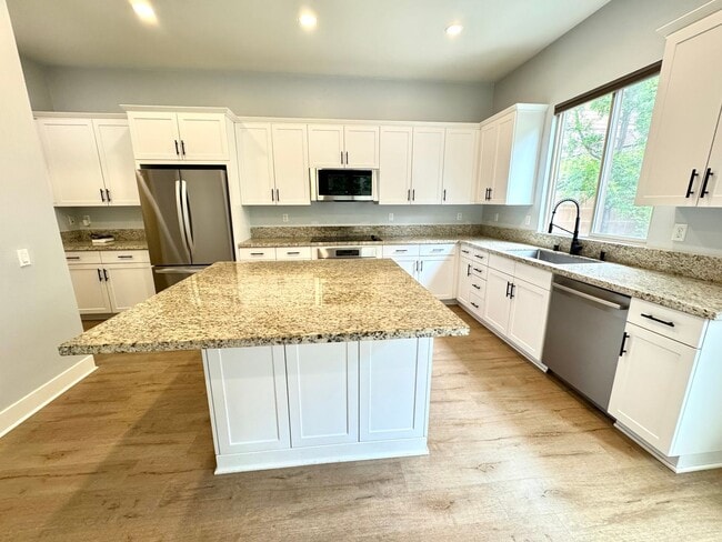 Building Photo - Beautiful 4Bd/3Ba Spacious Home in Costa M...