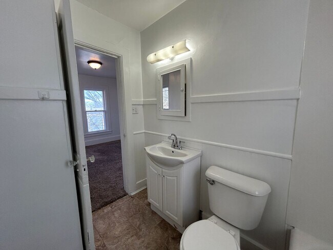 Building Photo - ET1608 E 12th St