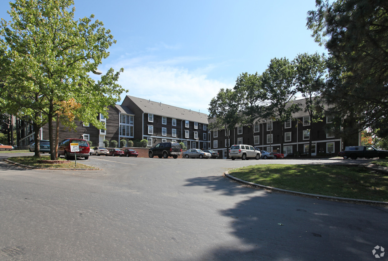 Primary Photo - Golden Oaks Apartments