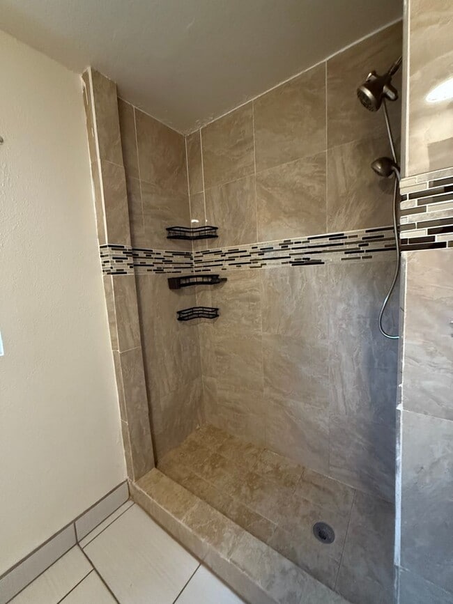 Building Photo - Beautiful 3-Bedroom Home in Shafter $2,000!!!! Spacious Layout, Basement, Carport & Large Backyar...