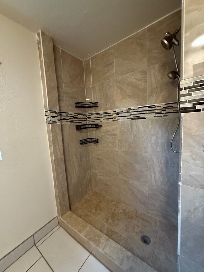 Foto del edificio - Beautiful 3-Bedroom Home in Shafter $2,000!!!! Spacious Layout, Basement, Carport & Large Backyar...