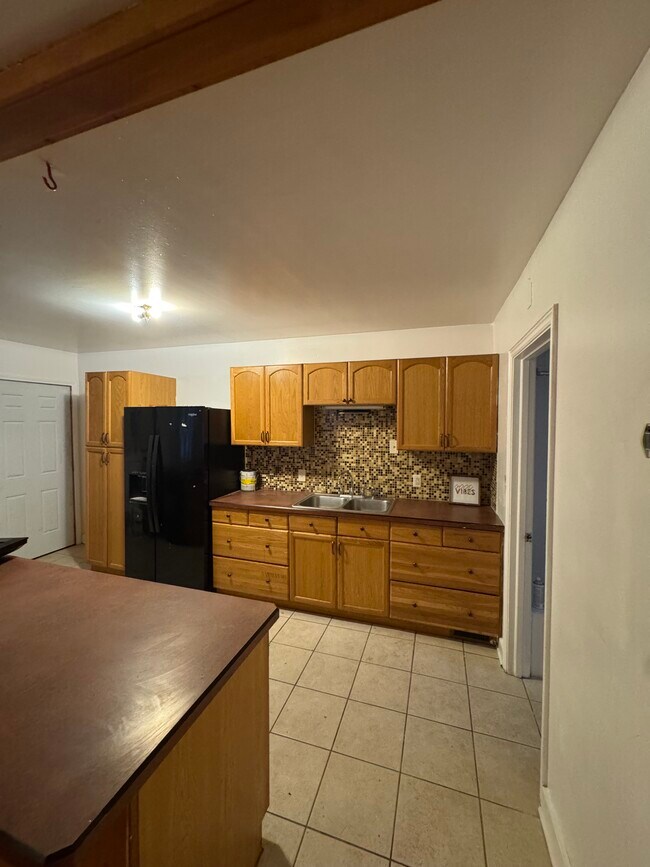 Kitchen - 1071 Van Velsen St