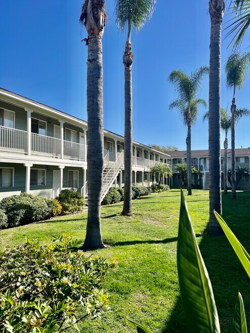 Del Pacifico Apartments