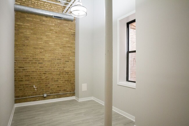 Foto del edificio - 4435 W Fullerton Ave