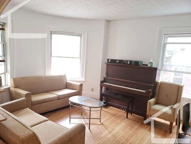 Building Photo - Close to Coolidge Corner, In-Unit Washer a...