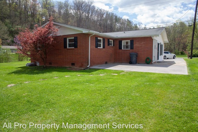 Building Photo - 211 Hillis Dr