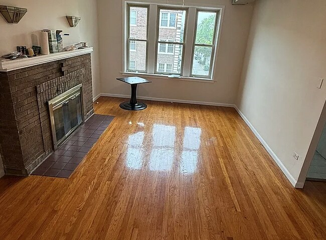 Foto del edificio - Spacious 3BR Apartment in Oak Park – 1,300...