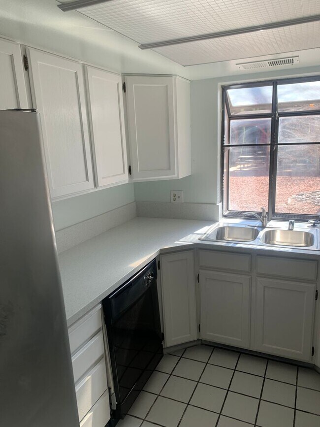 Building Photo - 2 Bedroom 2.5 Bath near Sahara & Jones
