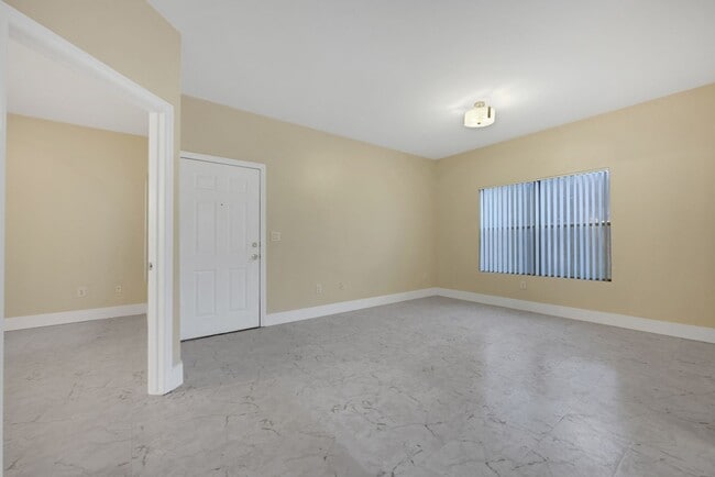 Foto del edificio - Henderson 2 Bedroom Condo