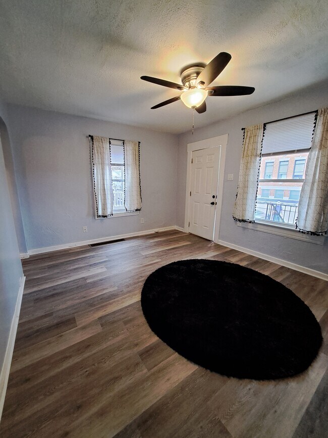 Foto del edificio - 120 S Monmouth St