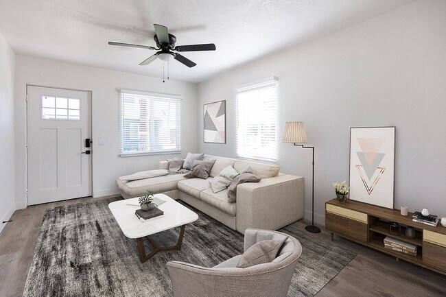 Foto del edificio - Boutique Living Meets Private Backyards and a Lush, Landscaped Courtyard Oasis at Turney Flats