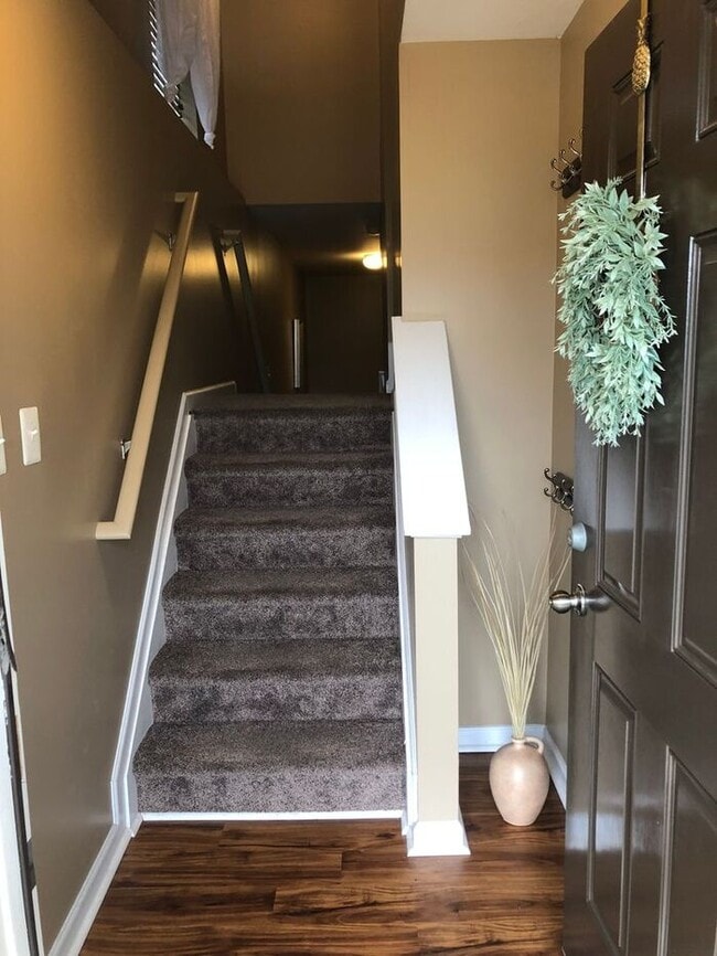 Building Photo - Beautiful 4 Bedroom End Row Townhome in Ir...
