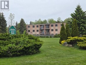 Building Photo - 15 Wellington Rd 124