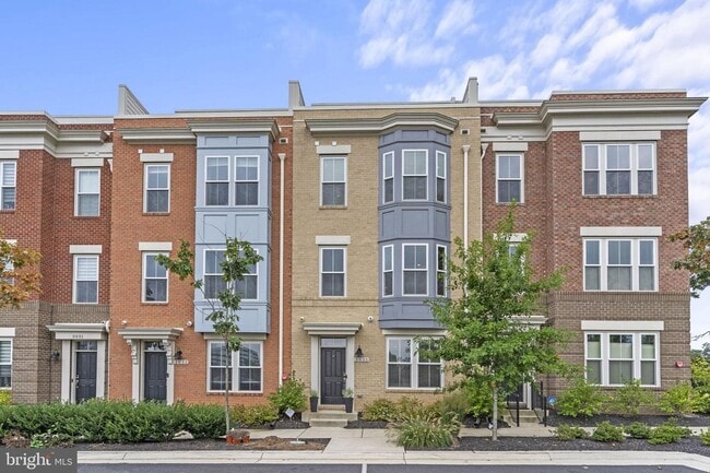 Building Photo - This beautiful modern 3 bed 4 1/2 bath tow...