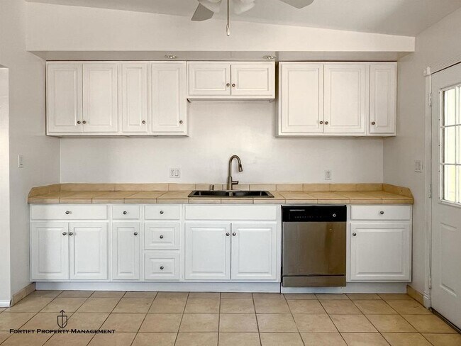 Foto del edificio - 14826 Chadron Ave