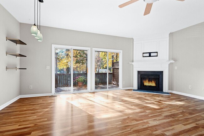 Foto del edificio - 3BR 3-Story Townhome in NW Raleigh with To...