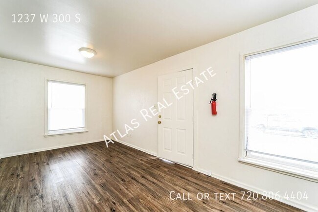 Building Photo - Cozy Single-Level 1 Bedroom / 1 Bathroom A...