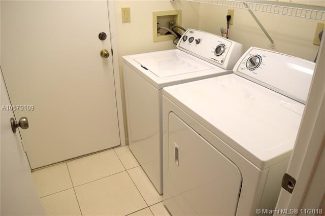 Building Photo - 6425 Royal Manor Cir
