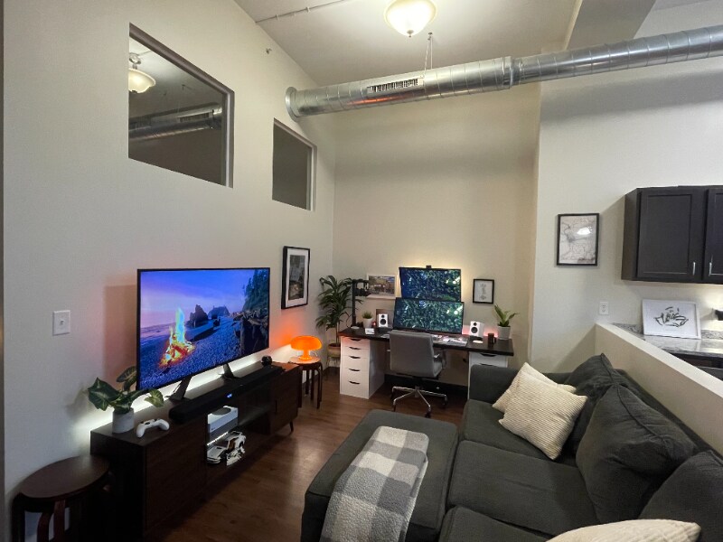 Primary Photo - 72 E Niagara St