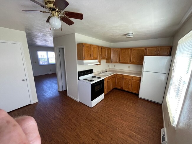 Foto del edificio - 2 BR townhouse with basement and off street parking