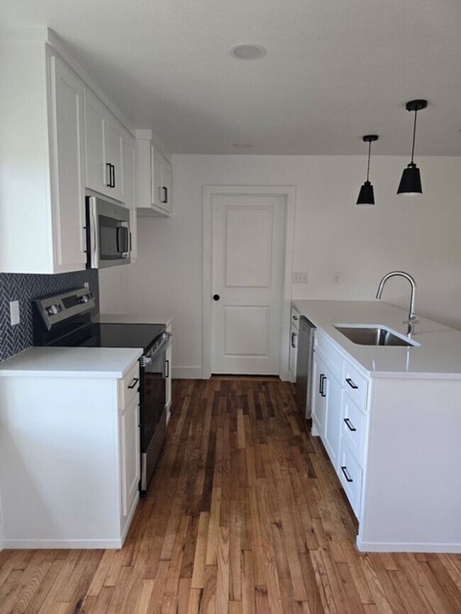 Building Photo - Beautifully Remodeled 3 bedroom Rental in ...