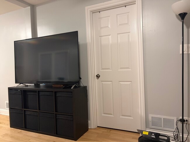 Televisor junto a la entrada del dormitorio 1. - 12842 Wood St