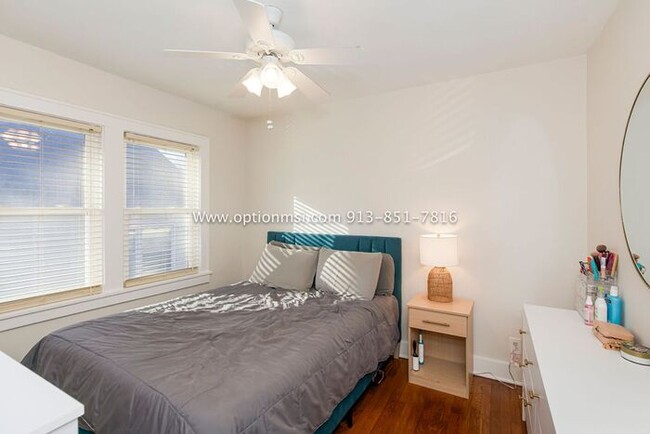 Building Photo - Charming, impeccably clean and maintained ...