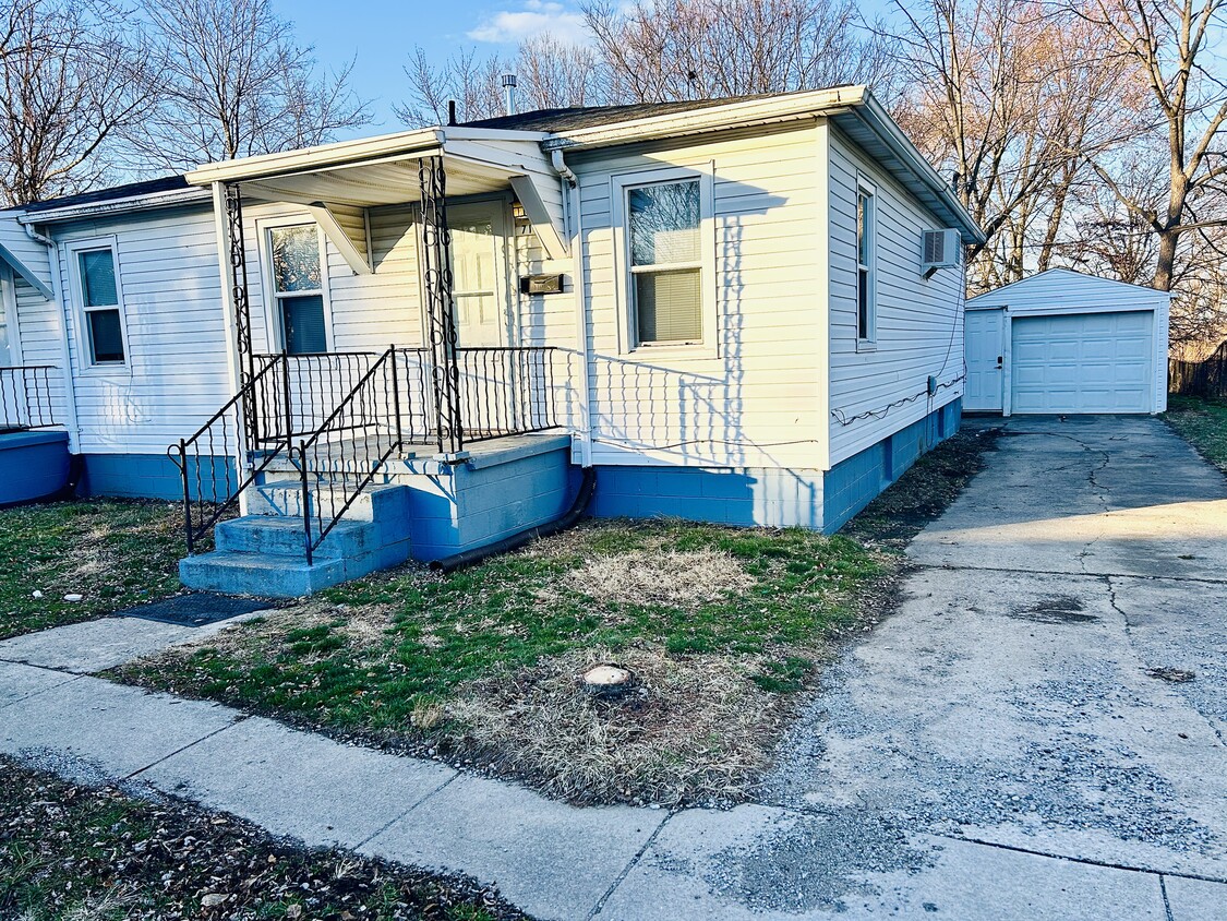 Frente de la casa con porche, entrada y garaje. - 715 Koogler St