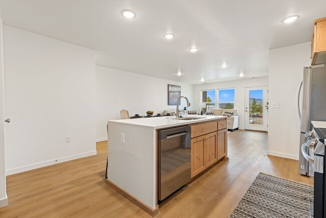 Foto del edificio - New Modern Construction Work Live