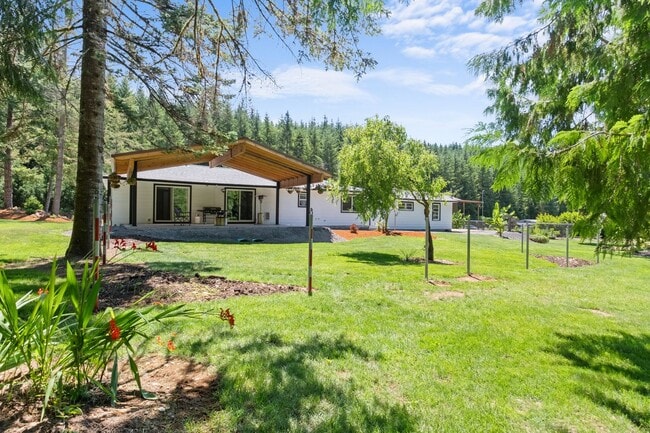 Building Photo - Rare Home on Creek Front Property!